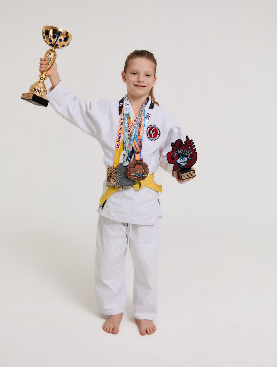 Zawodniczka klubu z medalami i pucharem