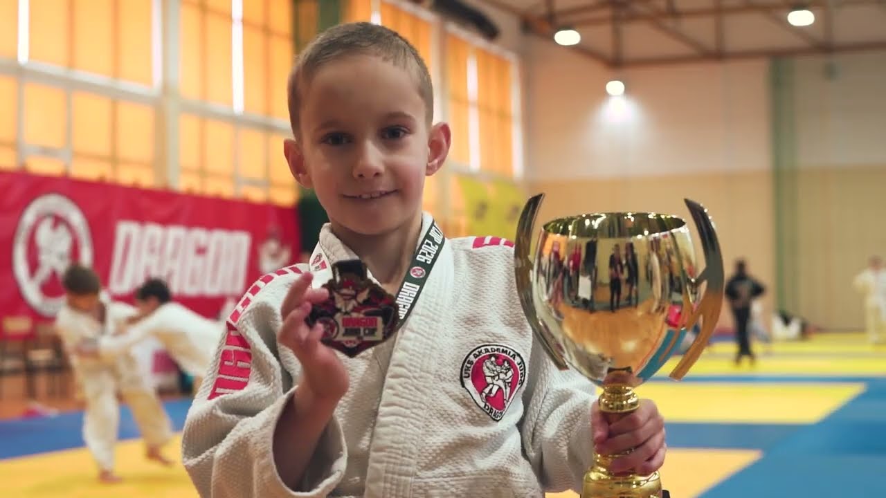 Młody zawodnik Dragona z pucharem i medalem na IV Dragon Judo Cup